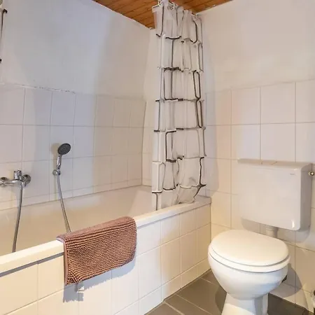 Mit 3 Baedern & 2 Kuechen *